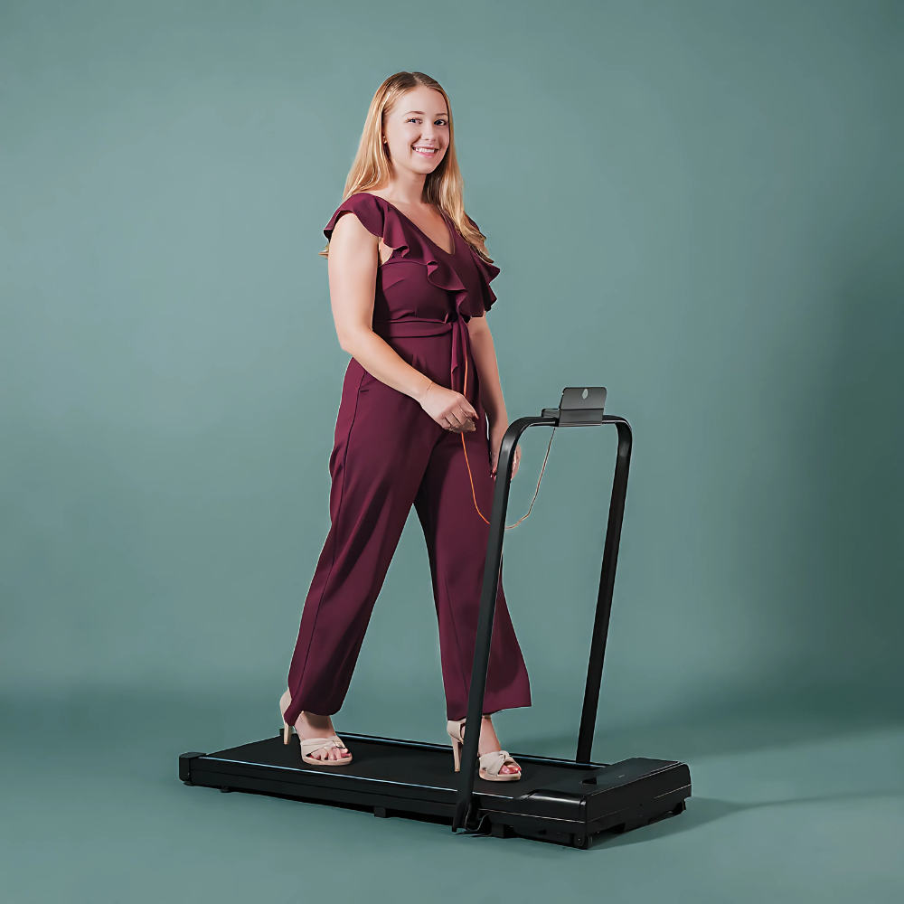 Femme marchant quotidiennement sur un petit tapis de marche à domicile.