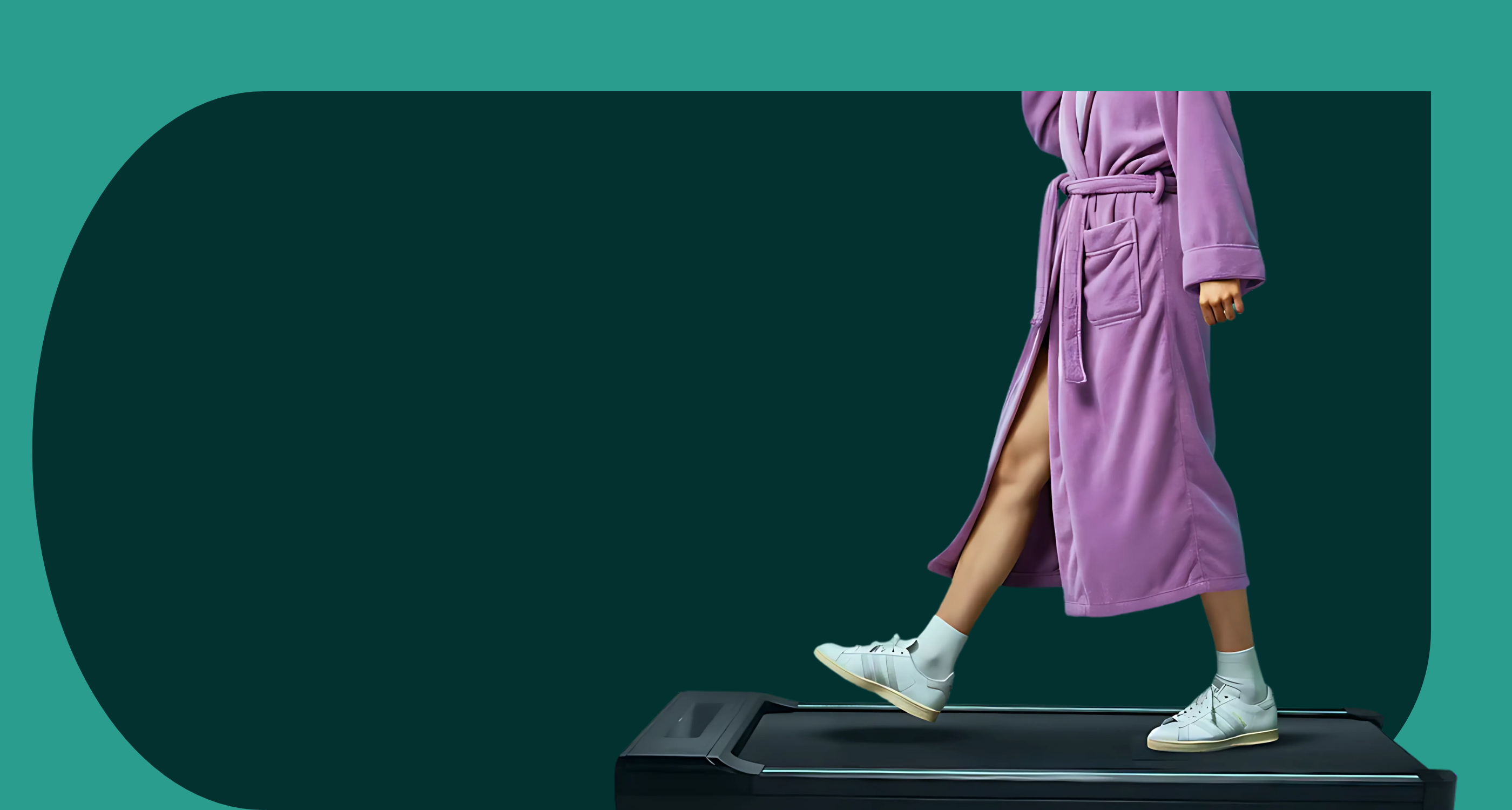 Femme marchant sur un petit tapis de marche au bureau.
