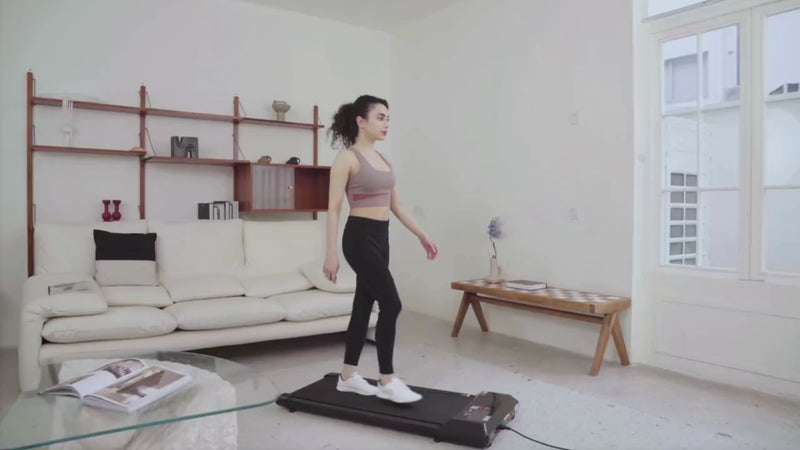 Video femme utilisant un tapis de marche au bureau