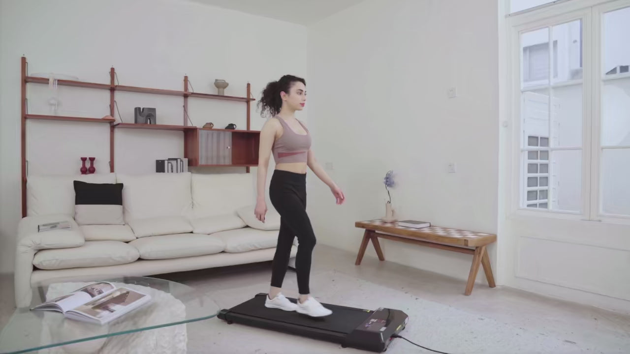 Video femme utilisant le meilleur tapis de marche au bureau